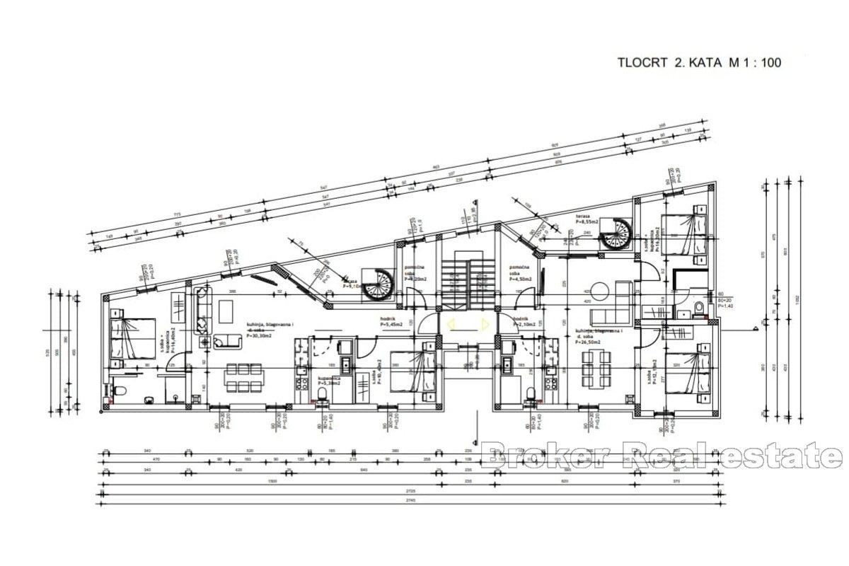 Penthouse s privatnom krovnom terasom u blizini mora