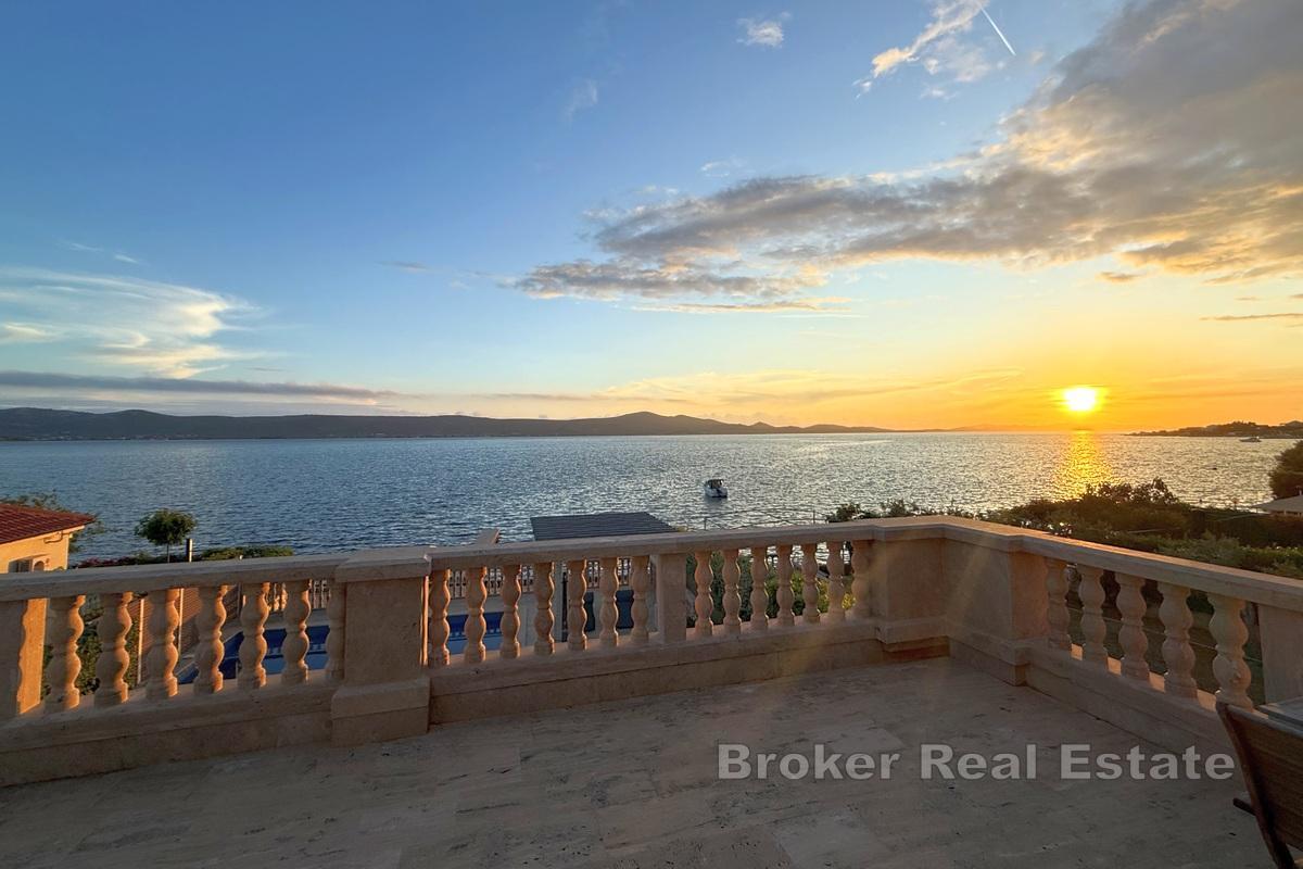 Nowoczesna willa z bezpośrednim dostępem do plaży i możliwością dodatkowej zabudowy