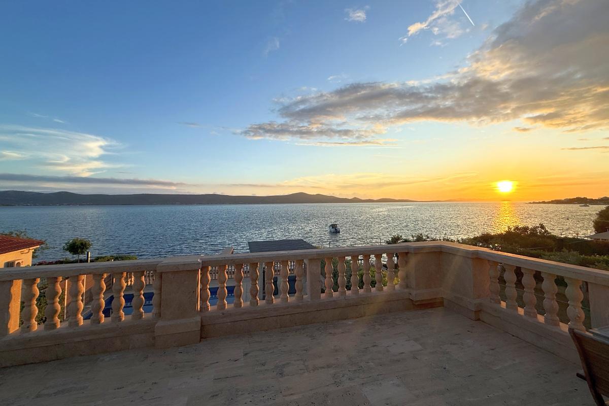 Moderne villa med direkte tilgang til stranden og mulighet for tilleggsbygg