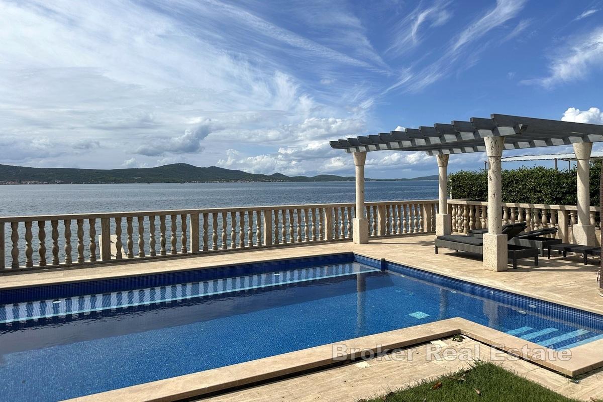 Moderne villa med direkte tilgang til stranden og mulighet for tilleggsbygg