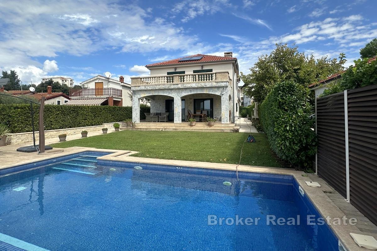 Moderne villa med direkte tilgang til stranden og mulighet for tilleggsbygg