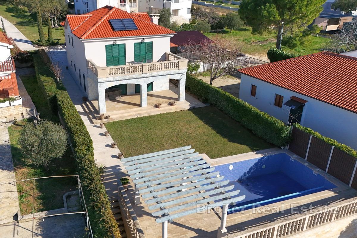 Moderne villa med direkte tilgang til stranden og mulighet for tilleggsbygg