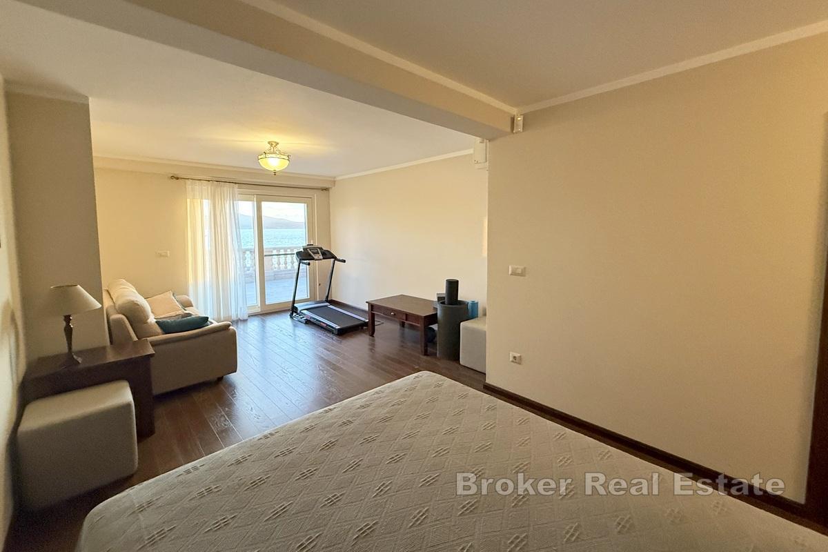 Nowoczesna willa z bezpośrednim dostępem do plaży i możliwością dodatkowej zabudowy