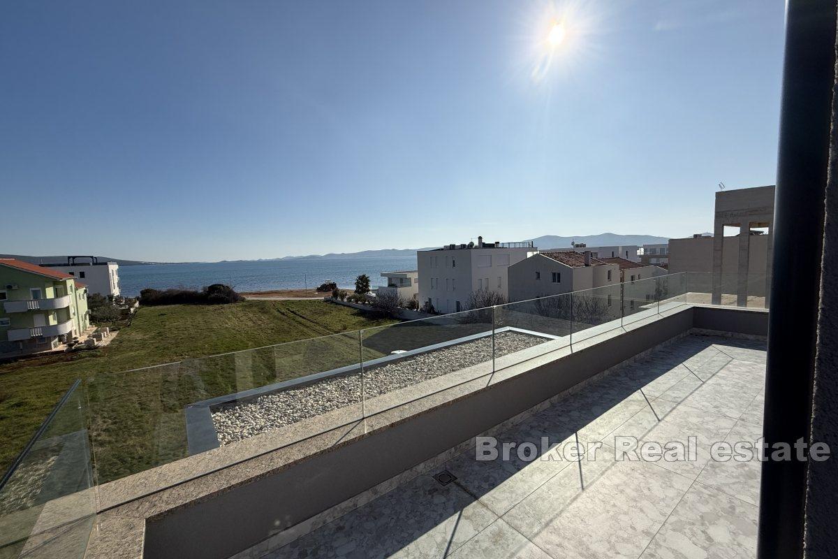 Neu gebaute Luxusvilla mit Panoramablick auf das Meer