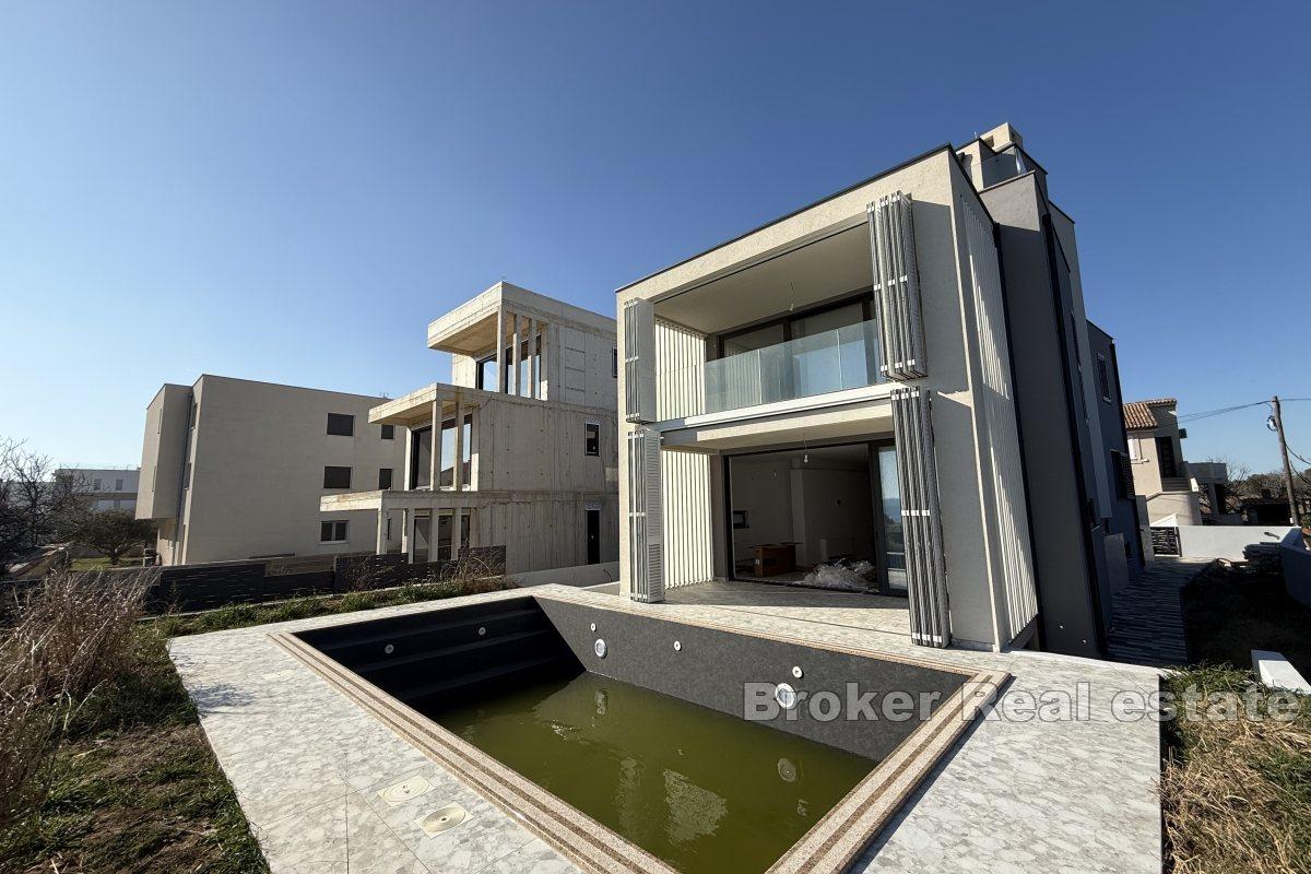 Neu gebaute Luxusvilla mit Panoramablick auf das Meer