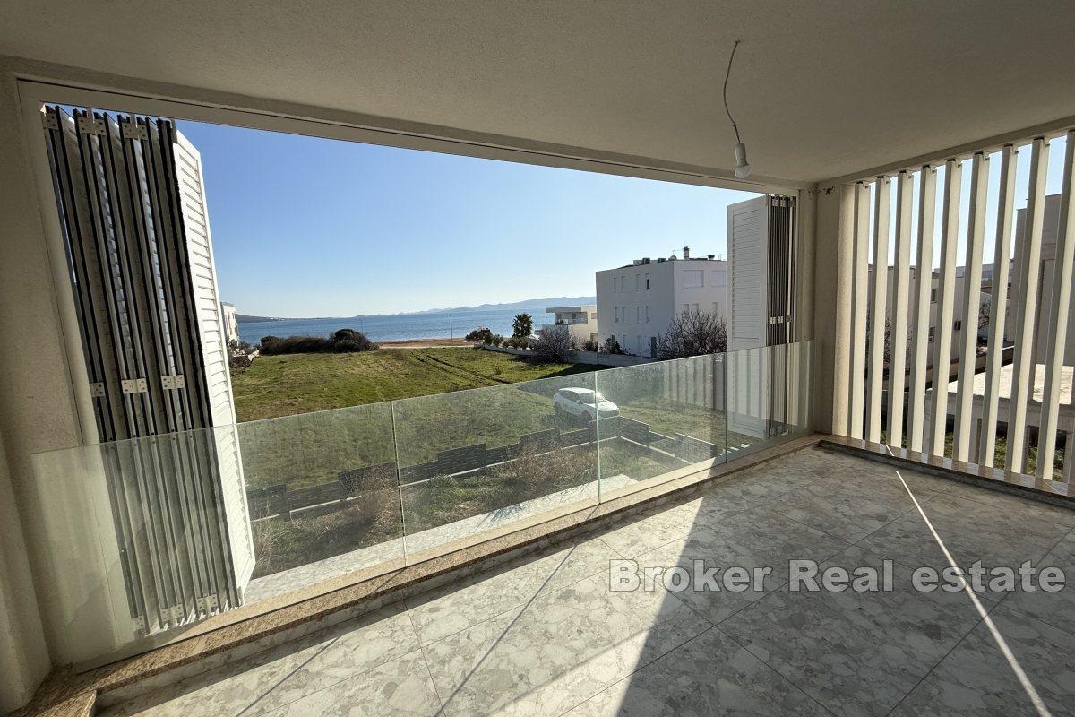 Neu gebaute Luxusvilla mit Panoramablick auf das Meer
