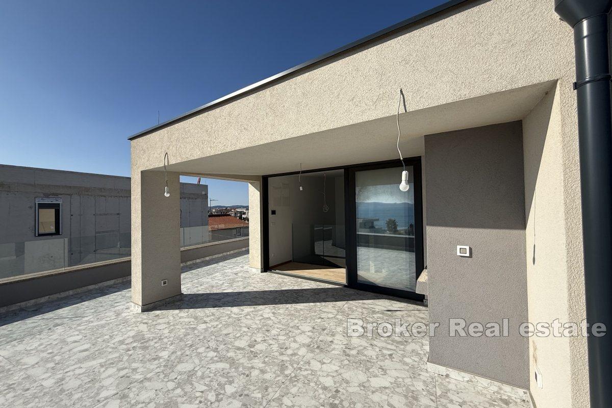 Neu gebaute Luxusvilla mit Panoramablick auf das Meer