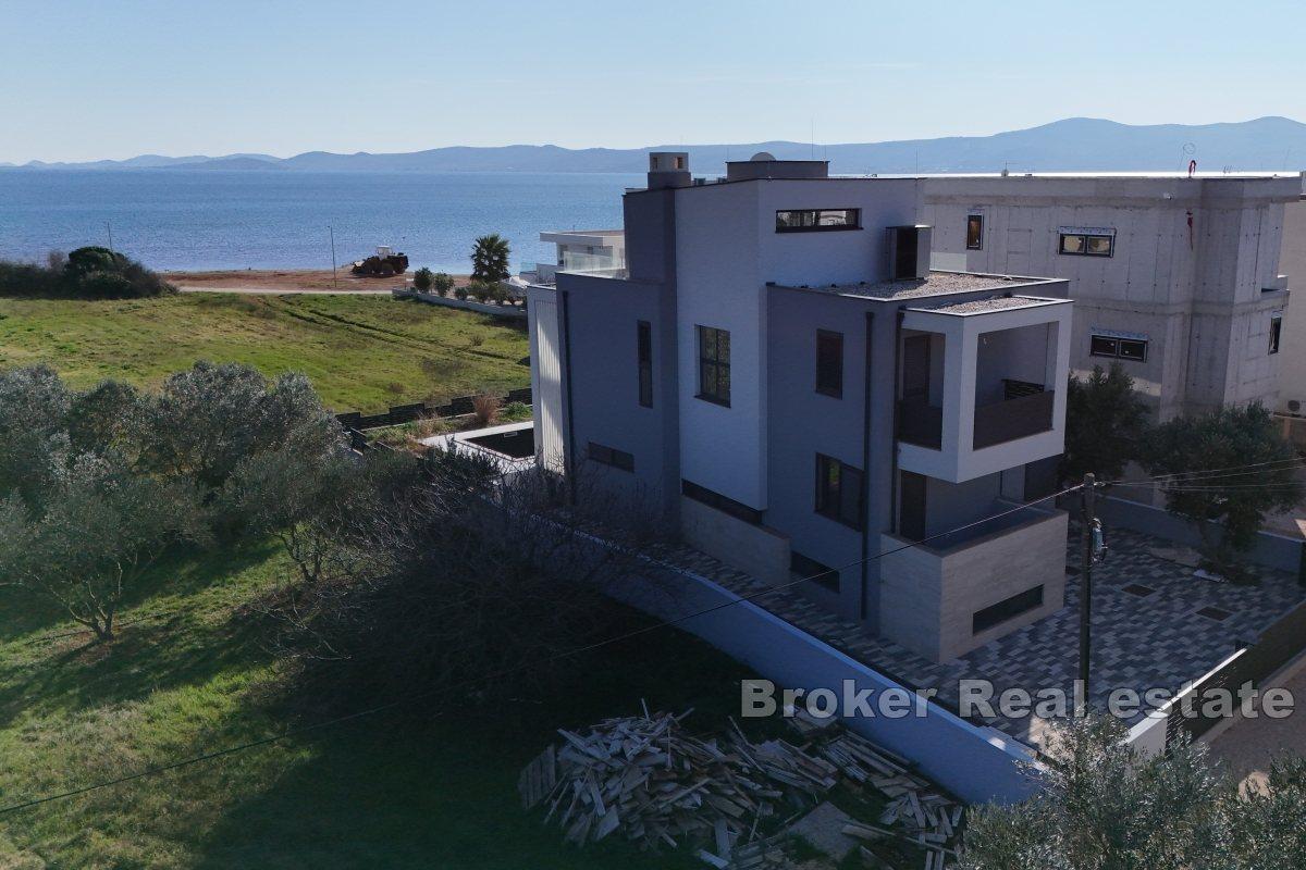 Neu gebaute Luxusvilla mit Panoramablick auf das Meer