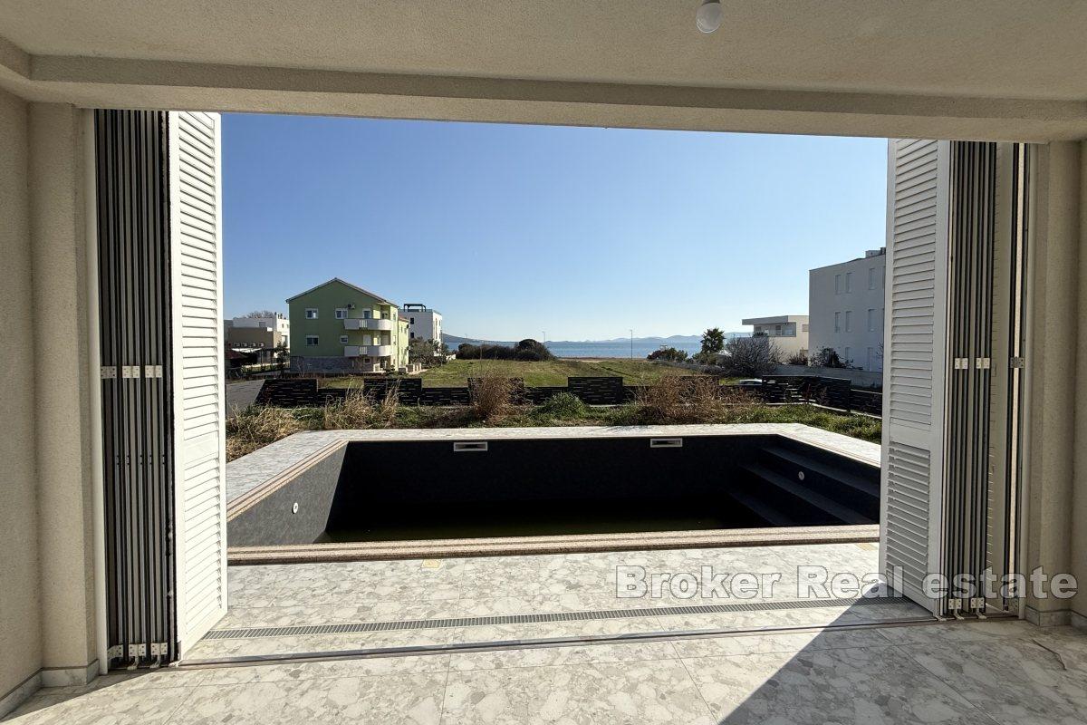 Neu gebaute Luxusvilla mit Panoramablick auf das Meer