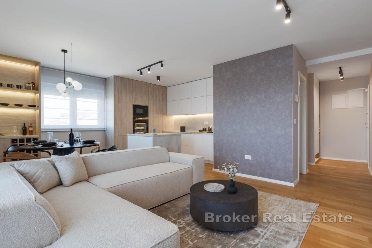 Elegantní dvouložnicový apartmán s vlastní střešní terasou a vířivkou
