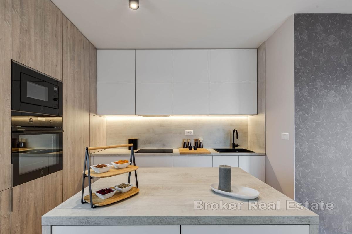 Elegantní dvouložnicový apartmán s vlastní střešní terasou a vířivkou