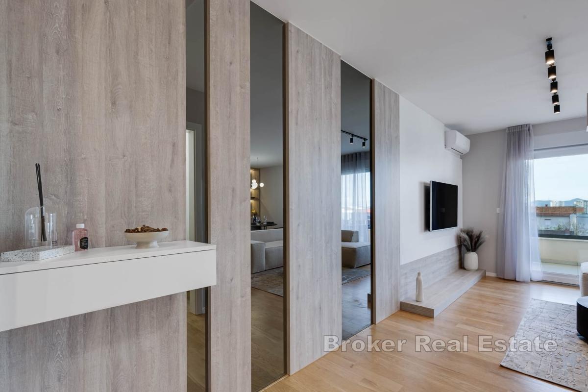 Elegantní dvouložnicový apartmán s vlastní střešní terasou a vířivkou