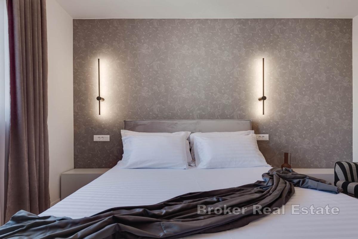 Elegantní dvouložnicový apartmán s vlastní střešní terasou a vířivkou