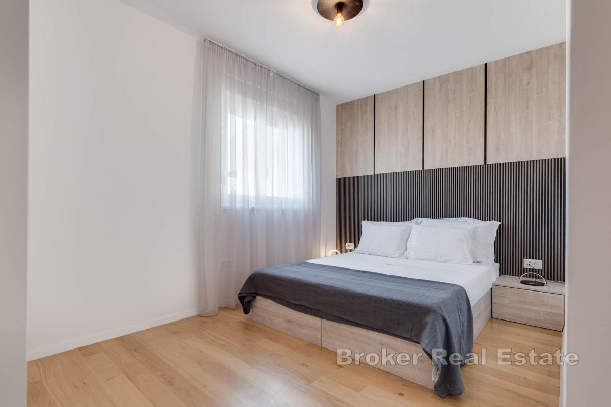 Elegantní dvouložnicový apartmán s vlastní střešní terasou a vířivkou