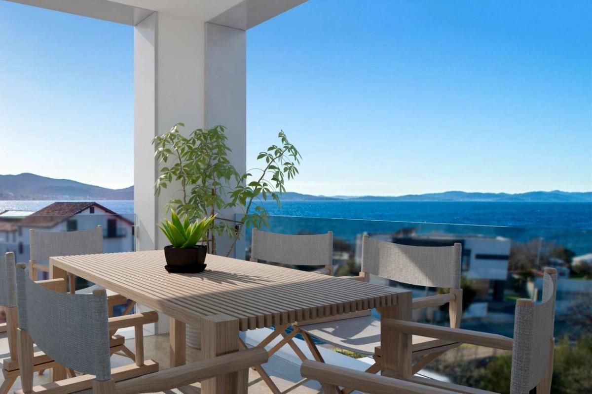 Appartement dans un immeuble neuf moderne avec une belle vue sur la mer