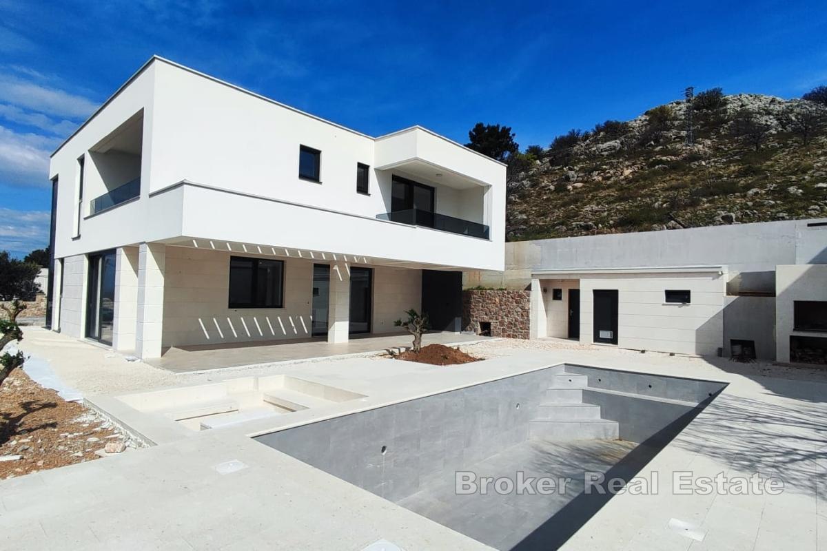 Nowo wybudowana willa w drugim rzędzie od morza