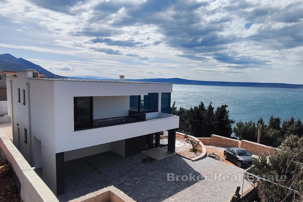 Nowo wybudowana willa w drugim rzędzie od morza