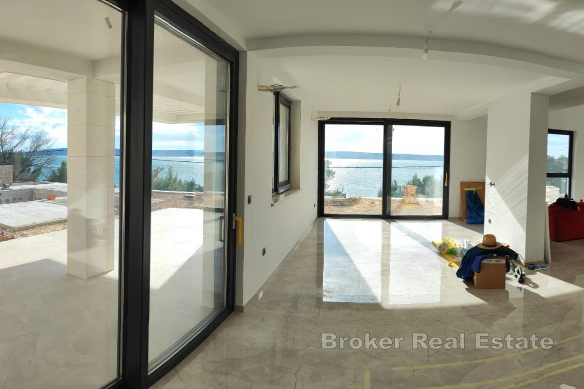 Nowo wybudowana willa w drugim rzędzie od morza