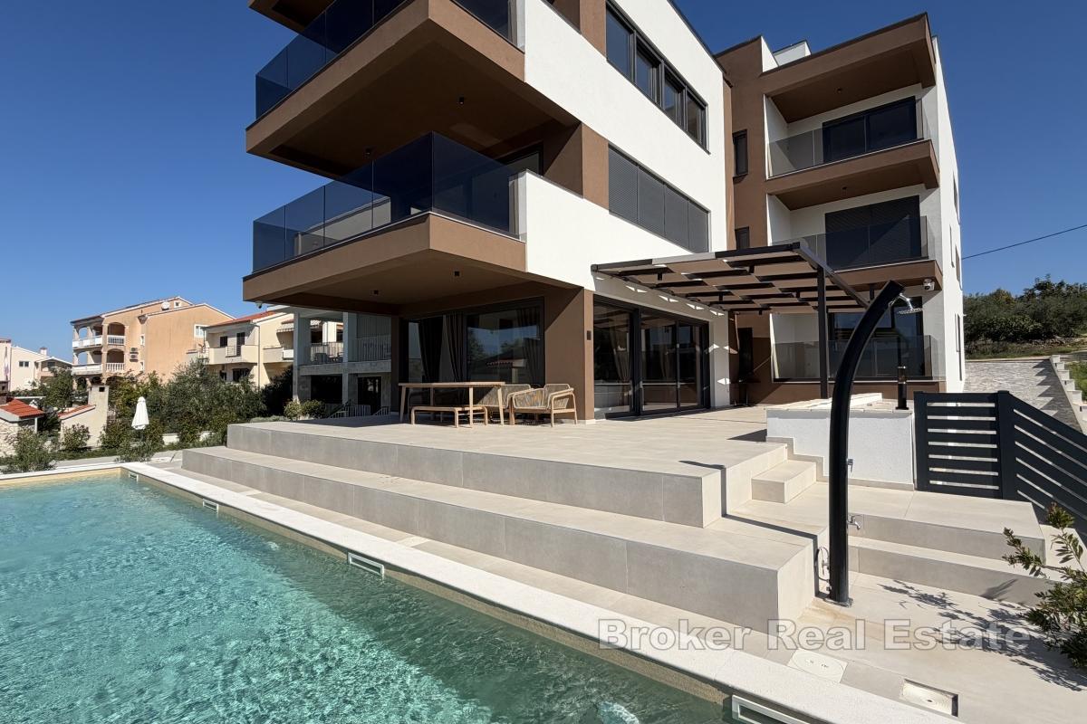 Geräumige Wohnung mit Pool und Meerblick