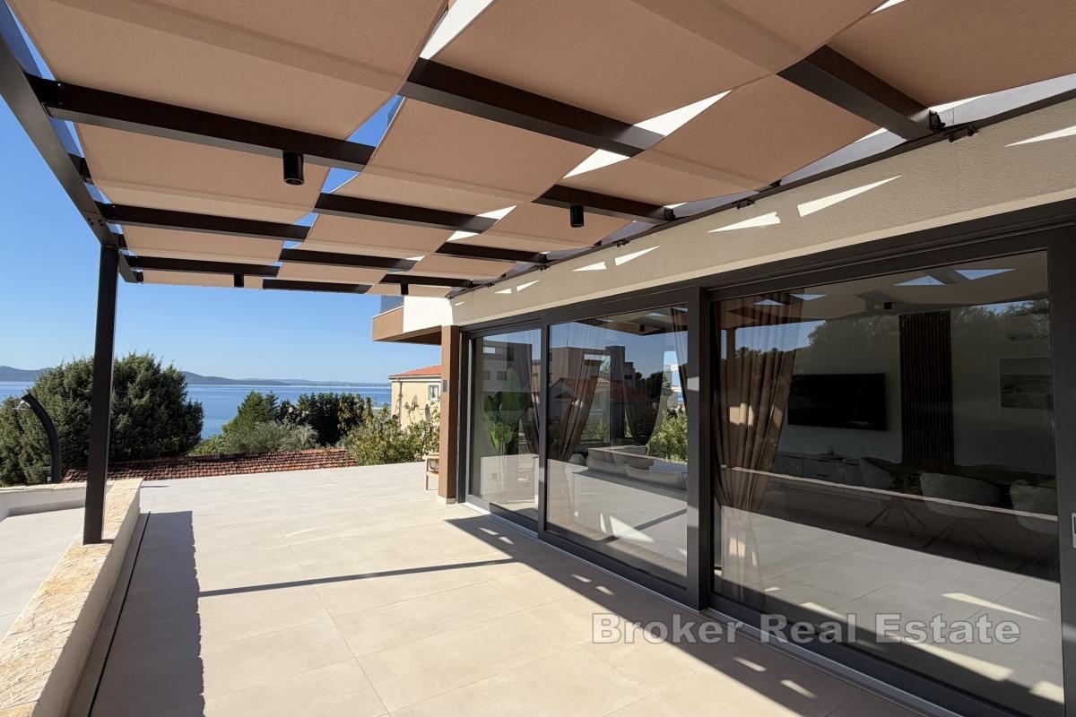 Geräumige Wohnung mit Pool und Meerblick