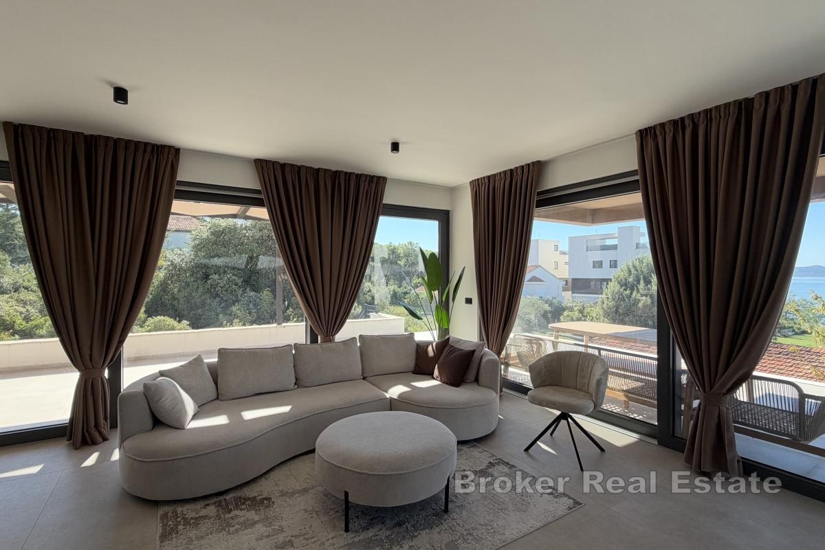 Geräumige Wohnung mit Pool und Meerblick