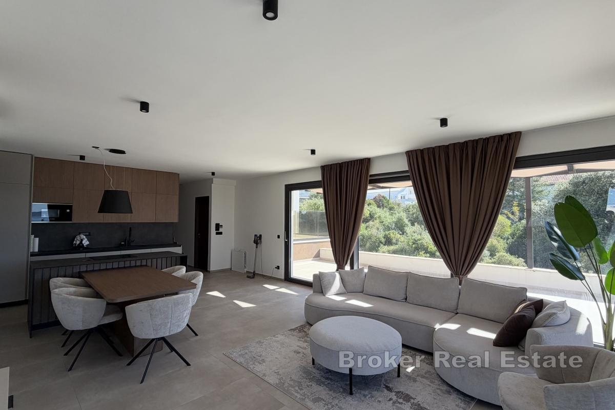 Geräumige Wohnung mit Pool und Meerblick