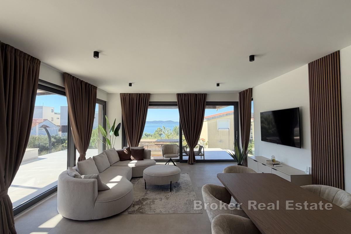 Geräumige Wohnung mit Pool und Meerblick