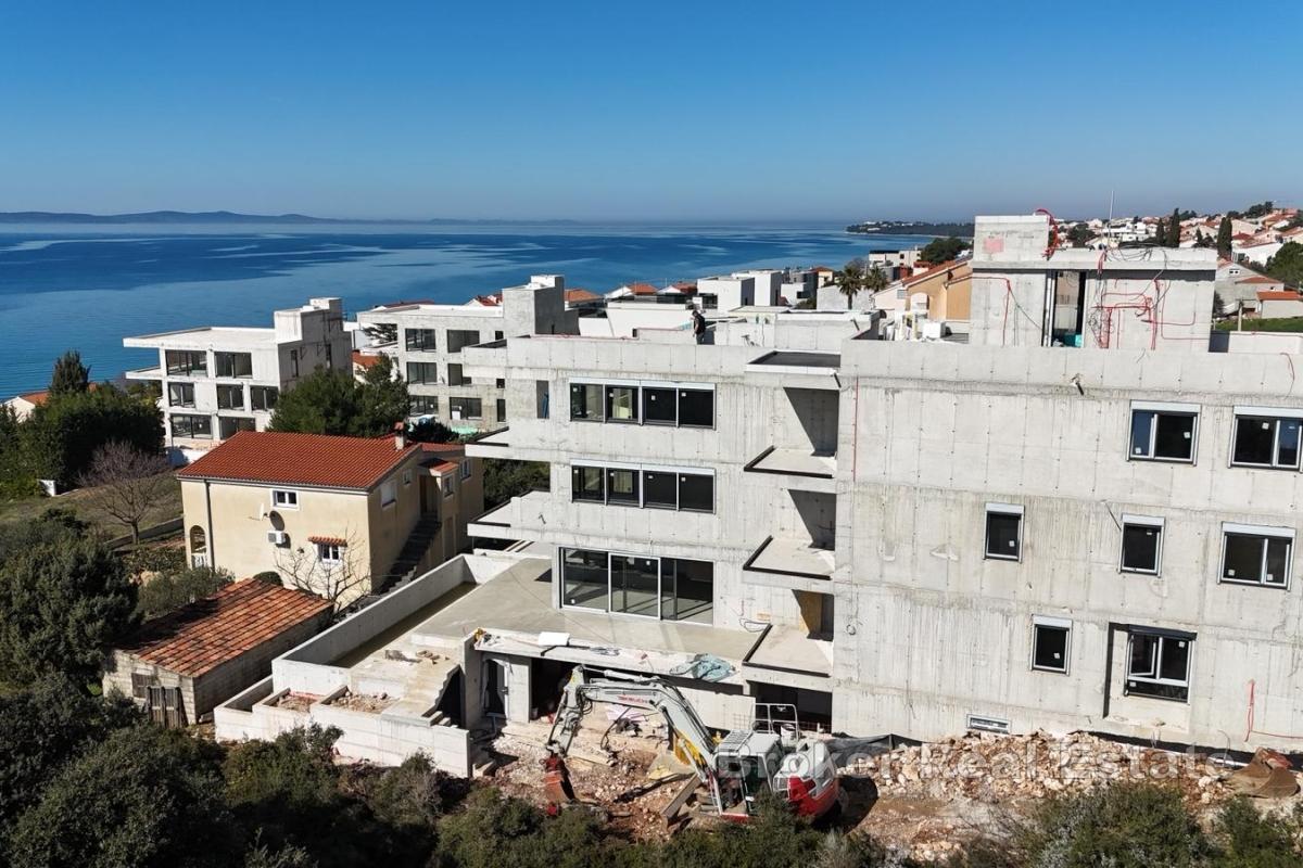 Geräumige Wohnung mit Pool und Meerblick