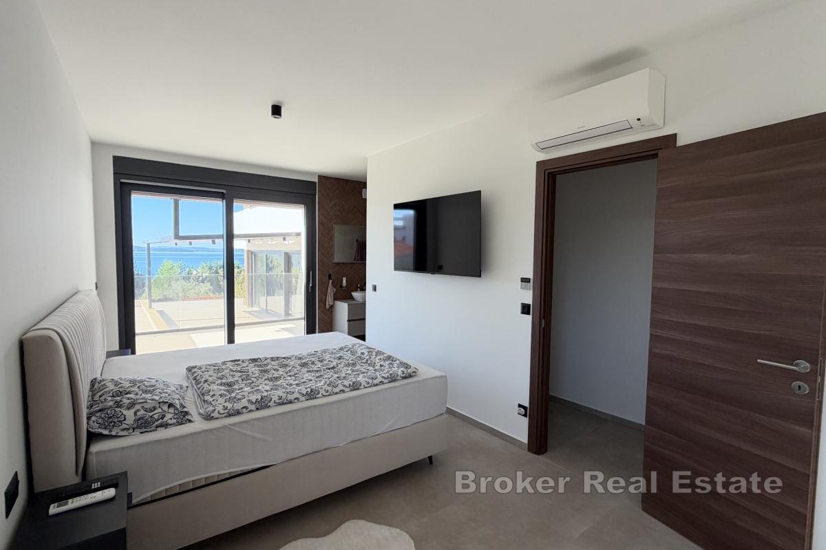 Geräumige Wohnung mit Pool und Meerblick