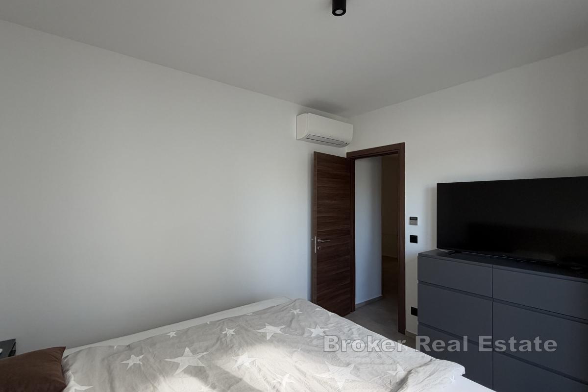 Geräumige Wohnung mit Pool und Meerblick
