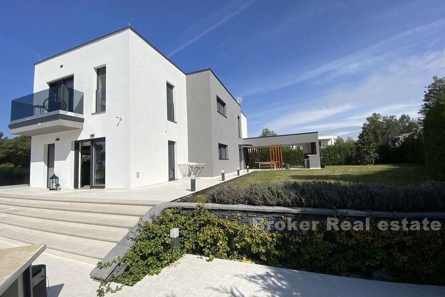 Sibenik - Villa neuve avec piscine