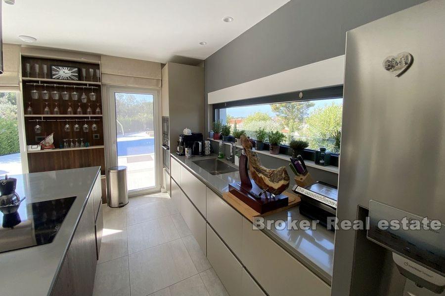 Sibenik - Villa neuve avec piscine