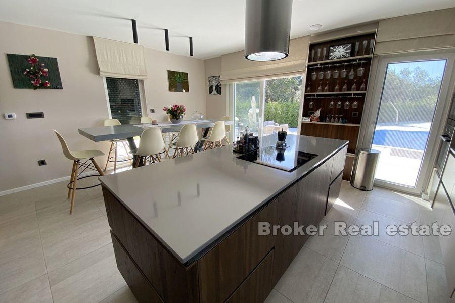 Sibenik - Villa neuve avec piscine