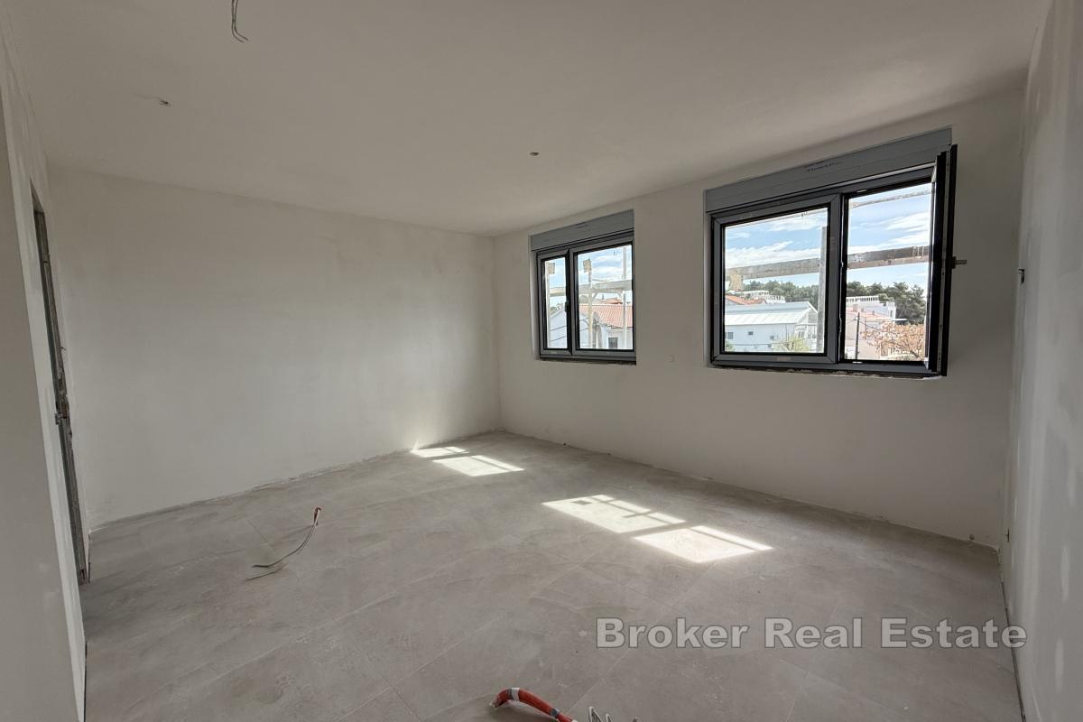 Apartament z dwiema sypialniami, balkonem i widokiem na morze