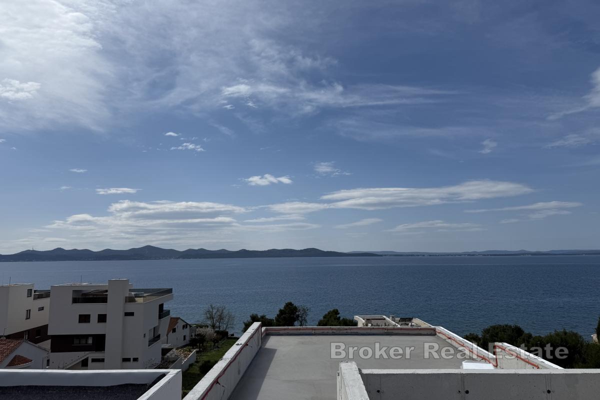 Toppleilighet med basseng og panoramautsikt over havet