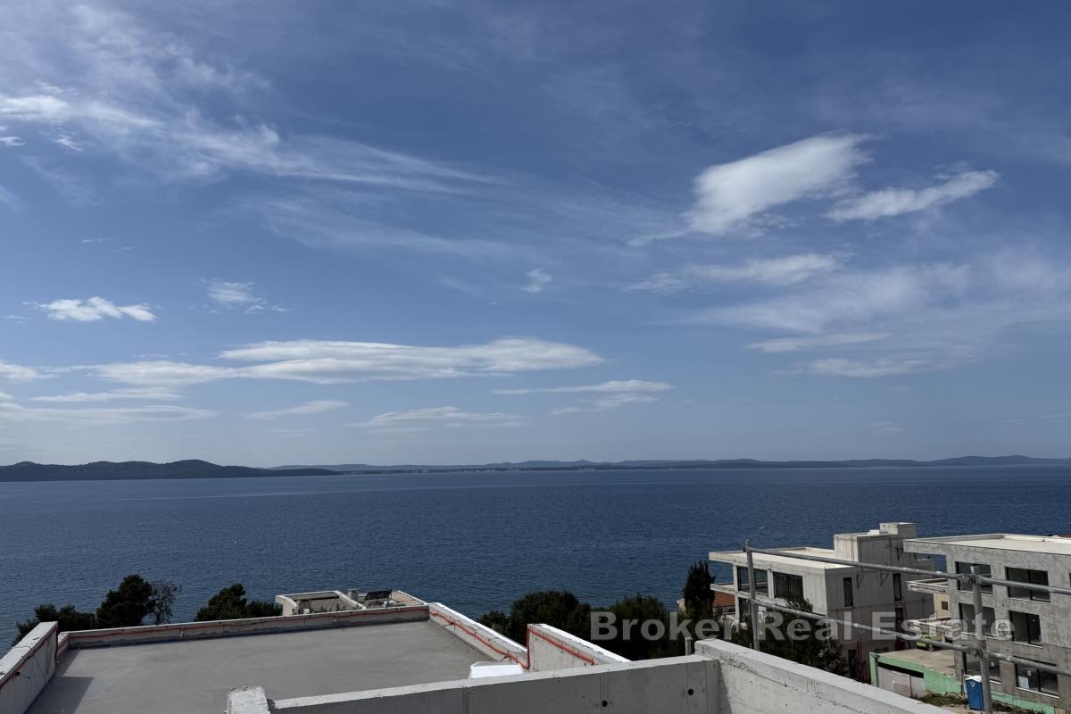 Toppleilighet med basseng og panoramautsikt over havet