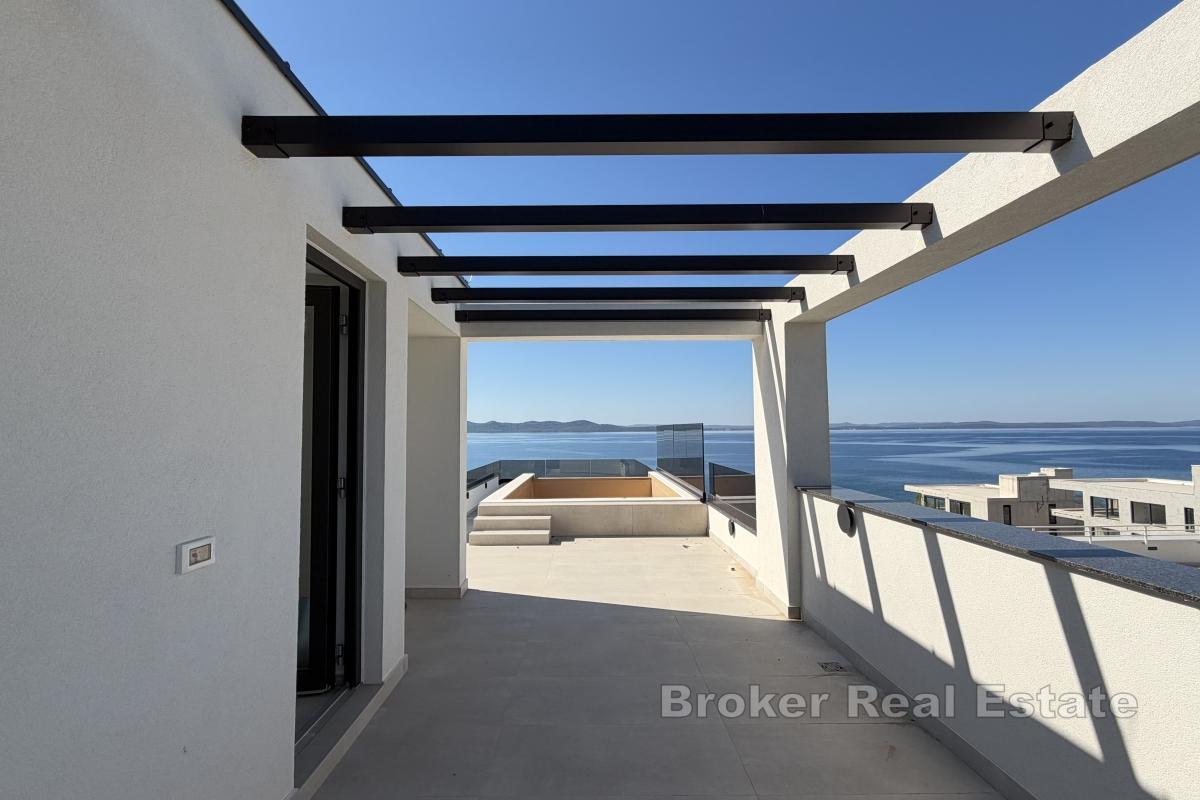 Takvåning med pool och panoramautsikt över havet