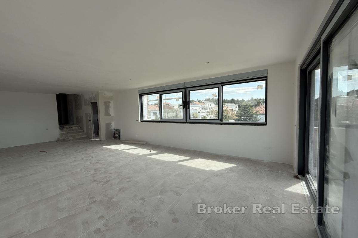 Toppleilighet med basseng og panoramautsikt over havet