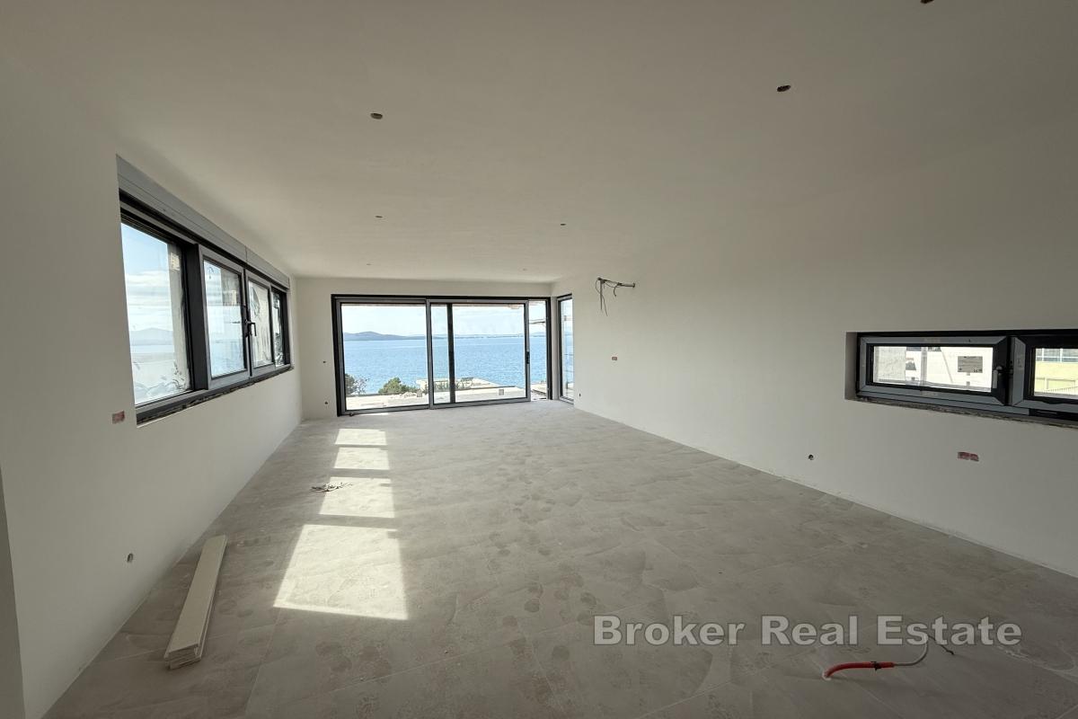 Toppleilighet med basseng og panoramautsikt over havet