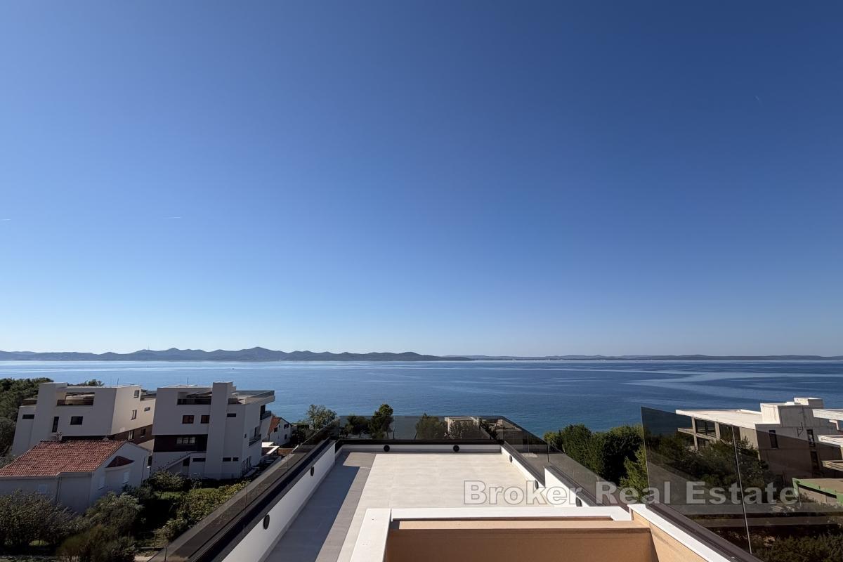 Takvåning med pool och panoramautsikt över havet