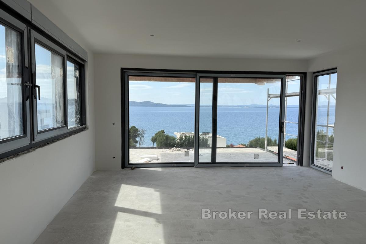 Toppleilighet med basseng og panoramautsikt over havet