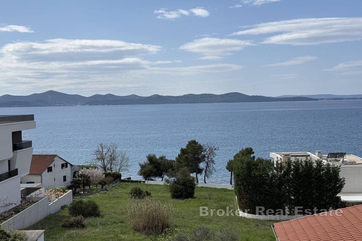 Toppleilighet med basseng og panoramautsikt over havet