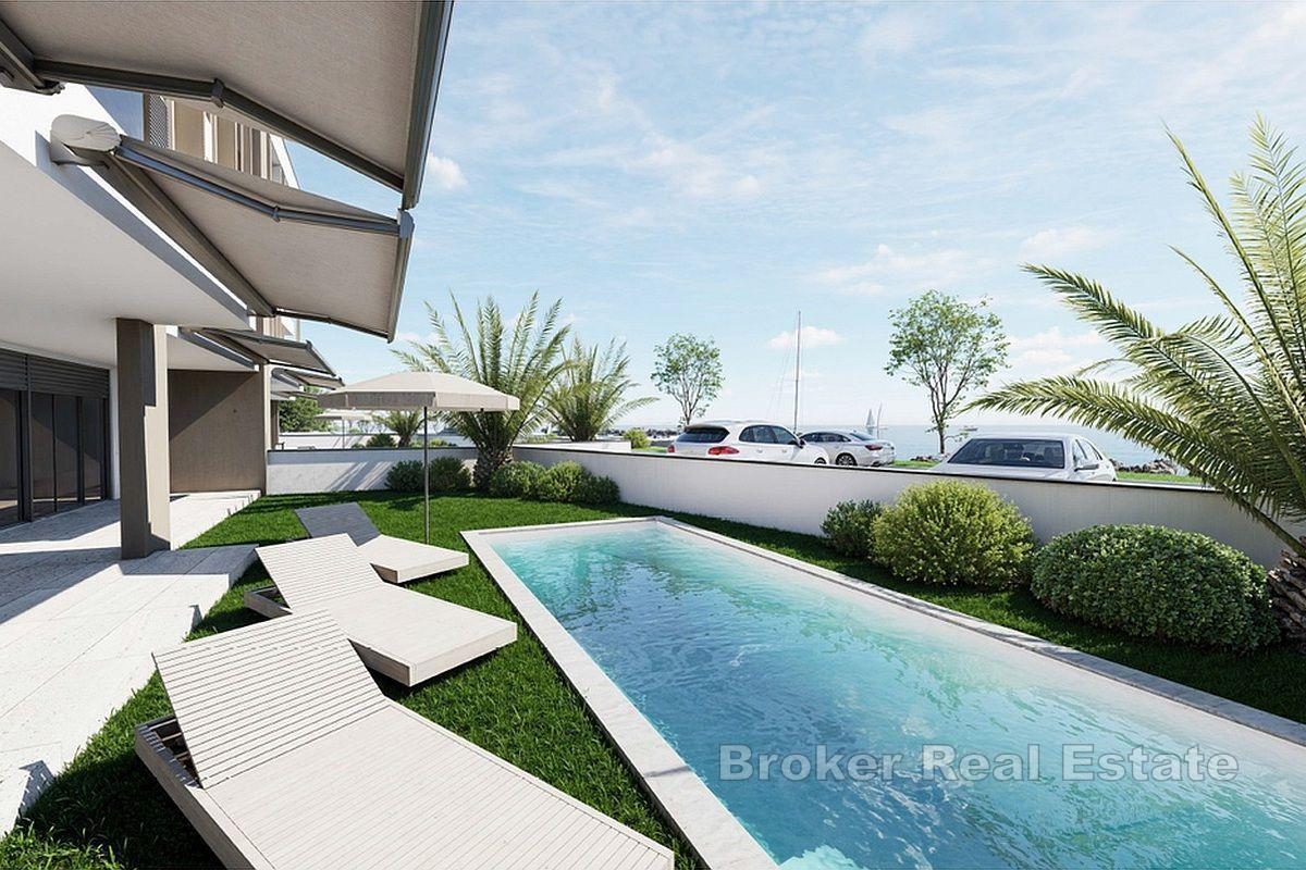 Современные апартаменты с бассейном в первом ряду от моря