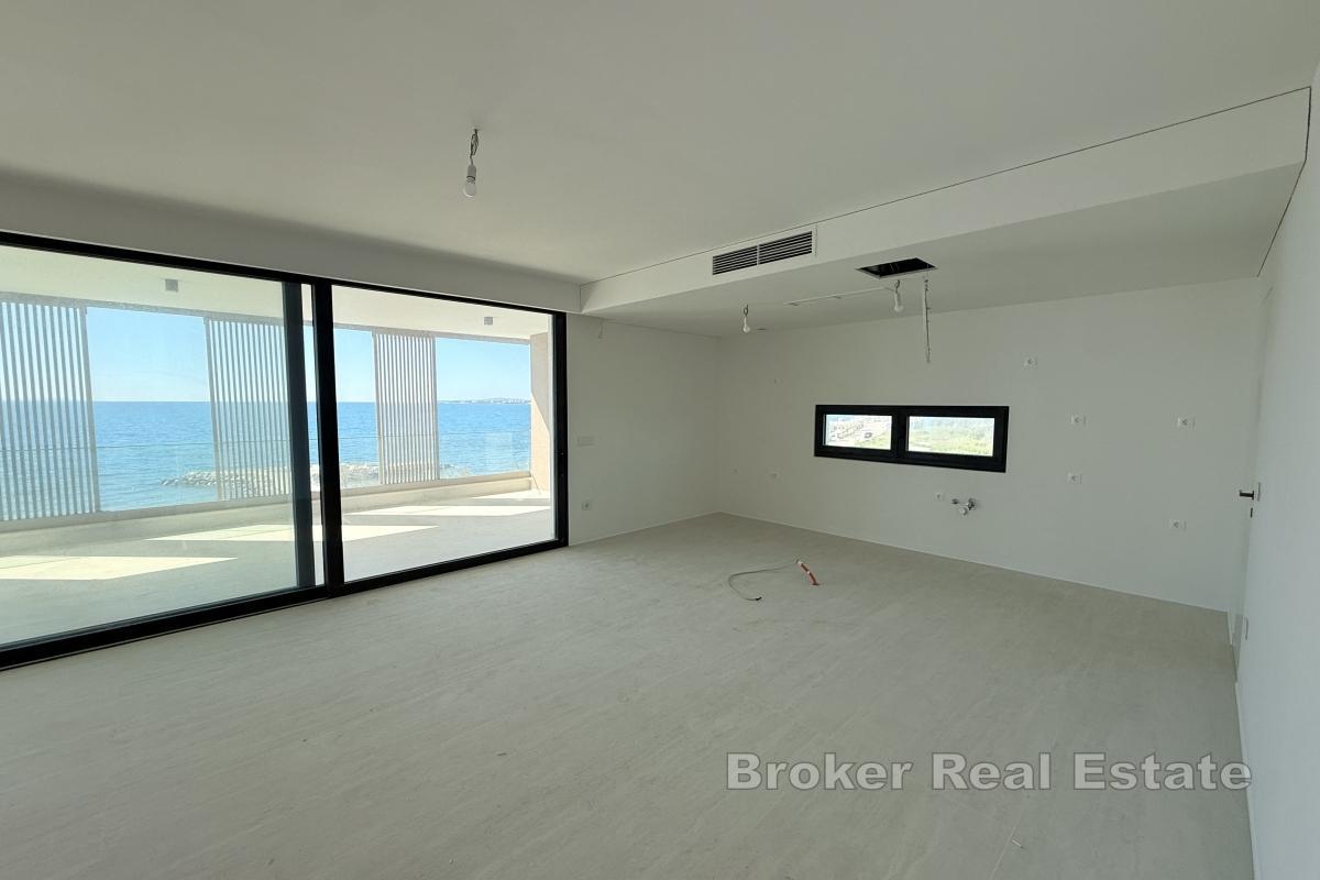 Penthouse en bord de mer avec terrasse sur le toit