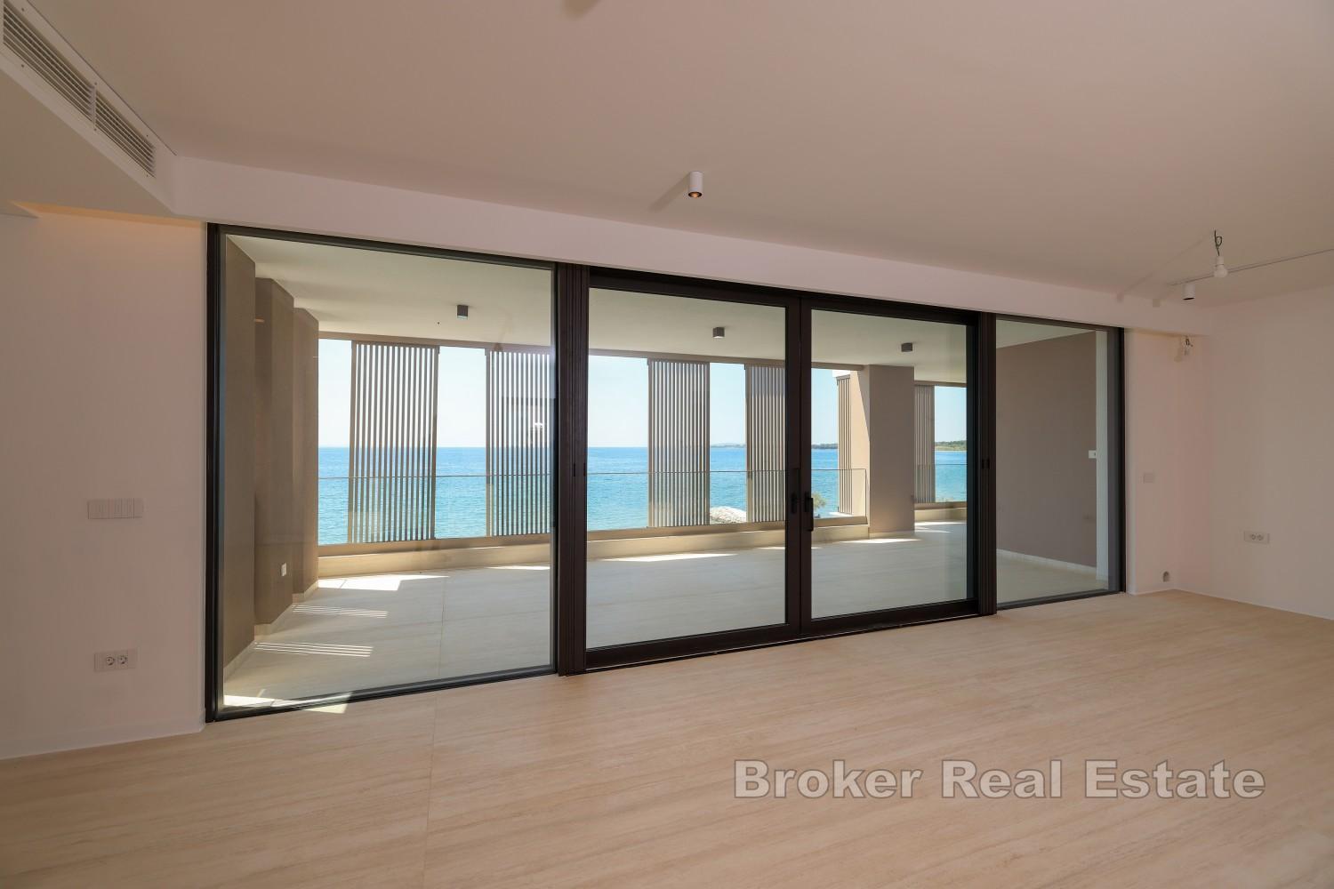 Penthouse en bord de mer avec terrasse sur le toit
