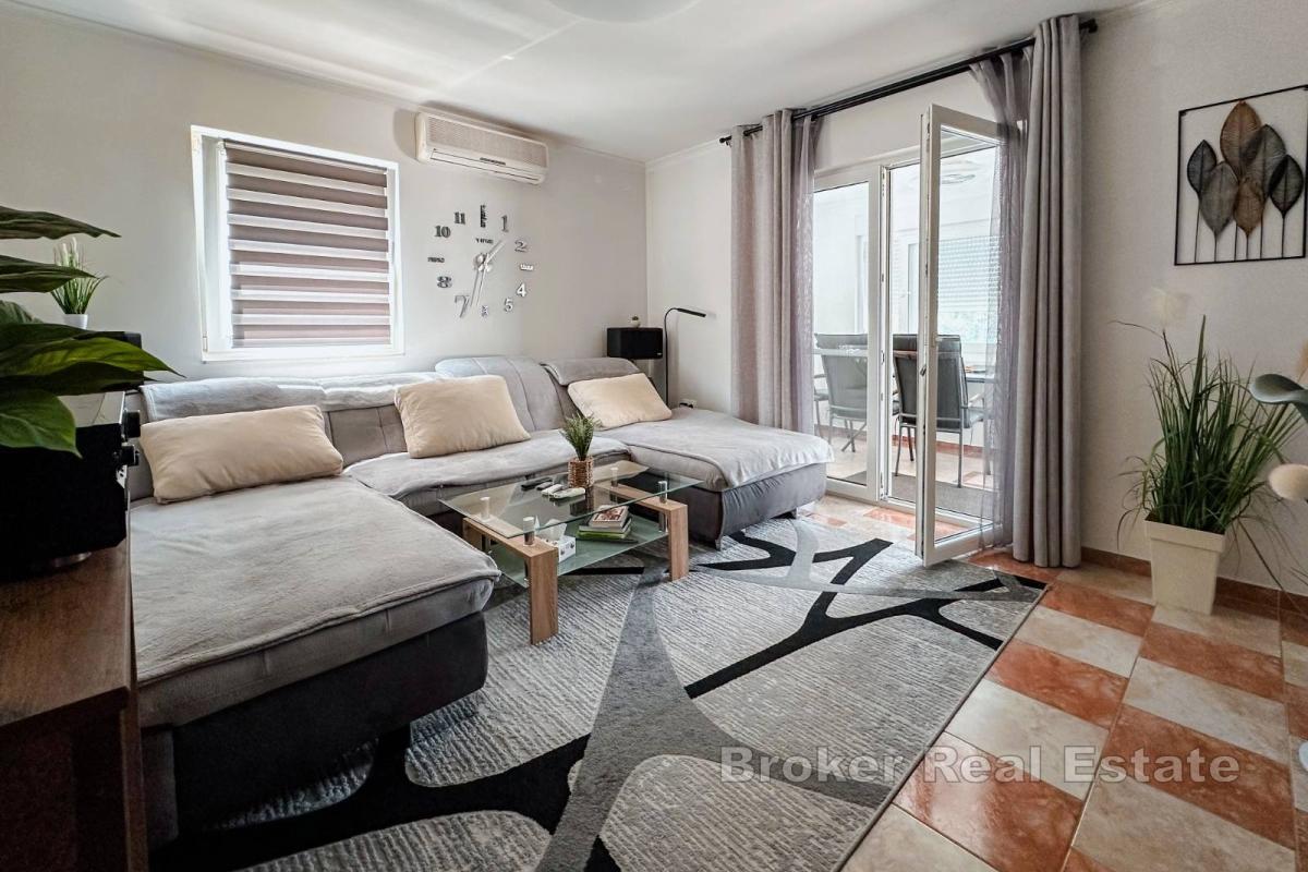 Komforan stan u prizemlju s tri sobe i parkirnim mjestom