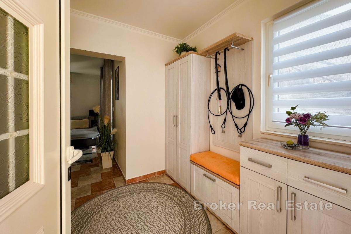 Komforan stan u prizemlju s tri sobe i parkirnim mjestom