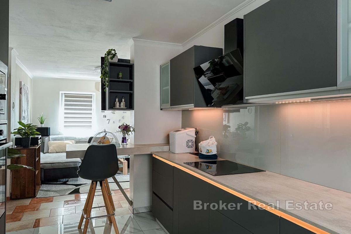 Komforan stan u prizemlju s tri sobe i parkirnim mjestom