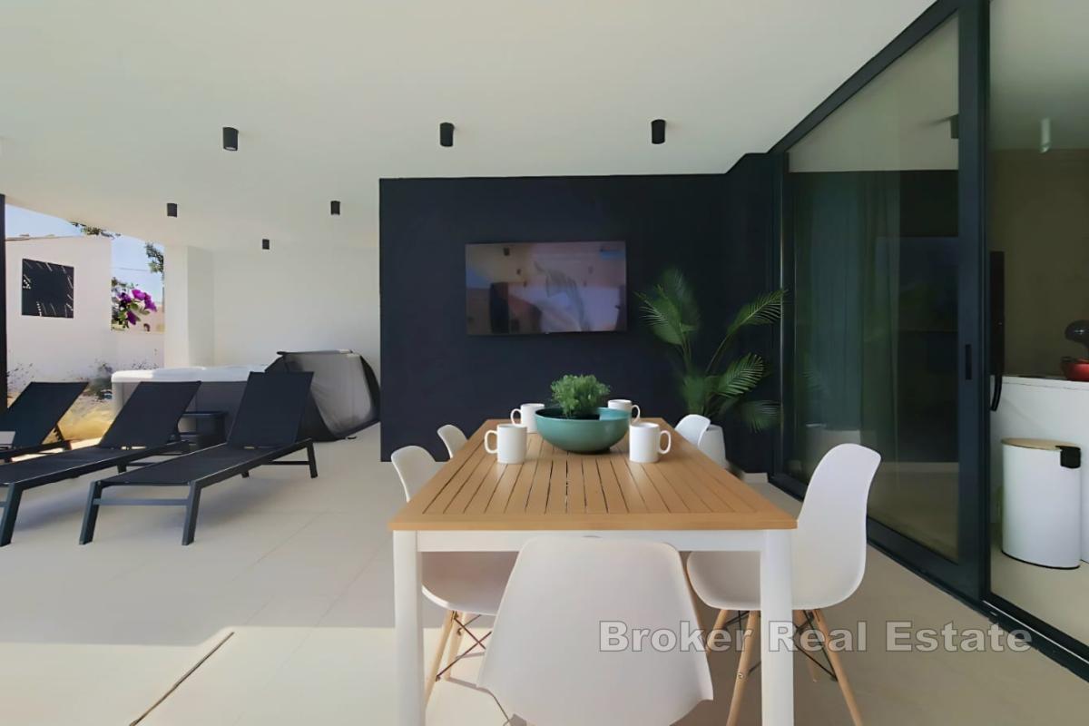 Nowo wybudowana willa z basenem