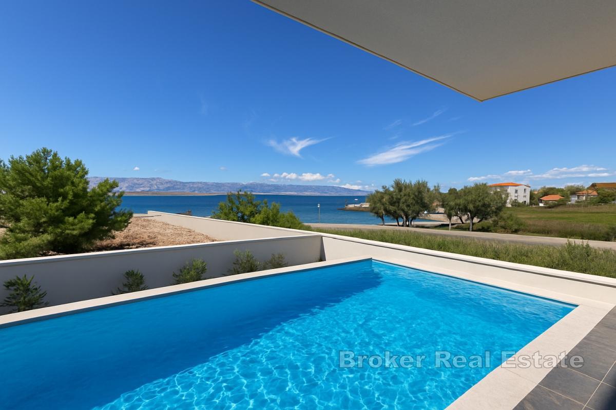 Luxuriöse Villa mit Panoramablick und Dachterrasse – erste Reihe am Meer, Vir